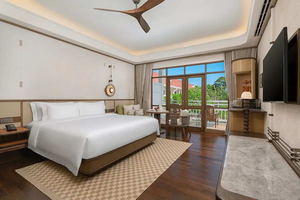 Centara Grand Beach Resort - deluxe king bedroom