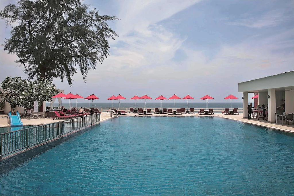 Chom View Hotel — pool with sea view
