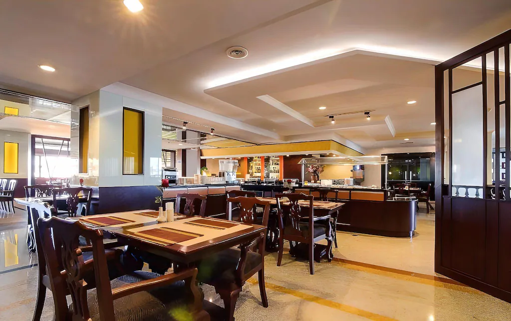 City Beach Resort — restaurant