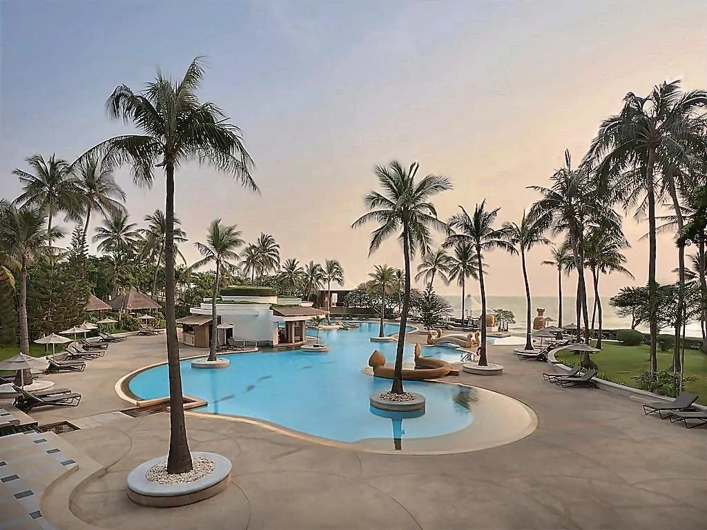 Hilton Hua Hin swimming pool