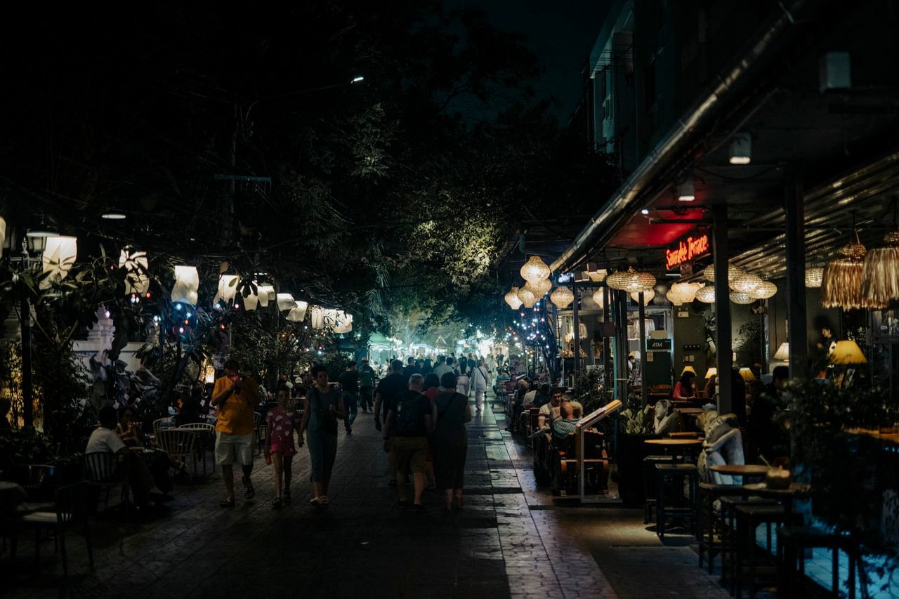 Hua Hin Nightlife — Walking Street evening atmosphere