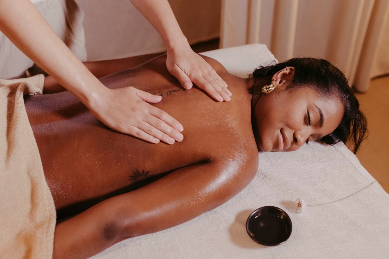 Body oil massage at one of the best spas in Hua Hin Thailand